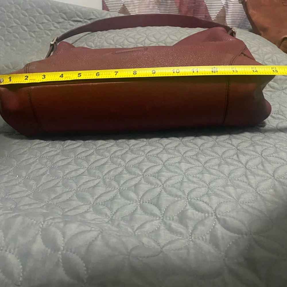 Beautiful maroon purse in great condition. A bit of wear on the strap. - Picture 2 of 7